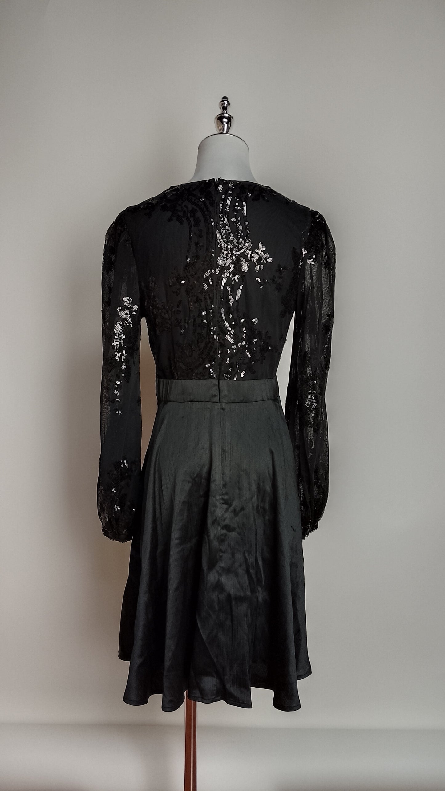 Vestido negro con mangas brillantes / UV19