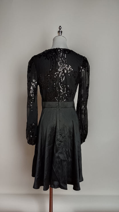 Vestido negro con mangas brillantes / UV19