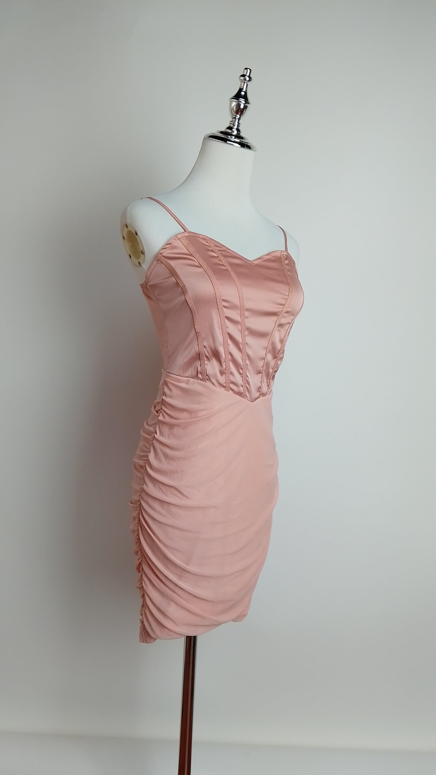 Vestido rosado satinado / UV69