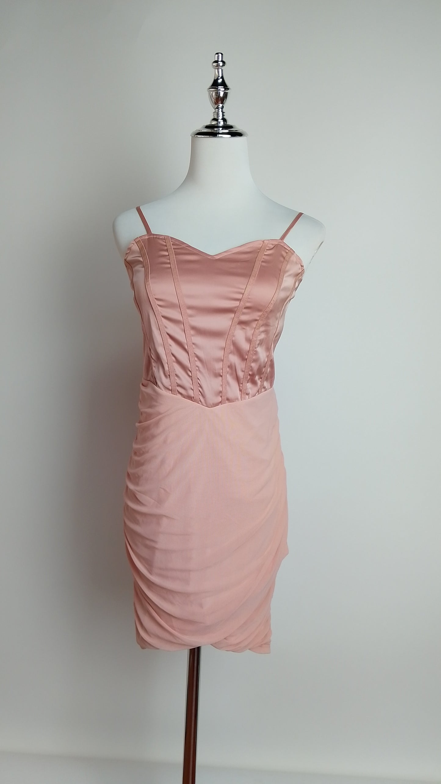 Vestido rosado satinado / UV69