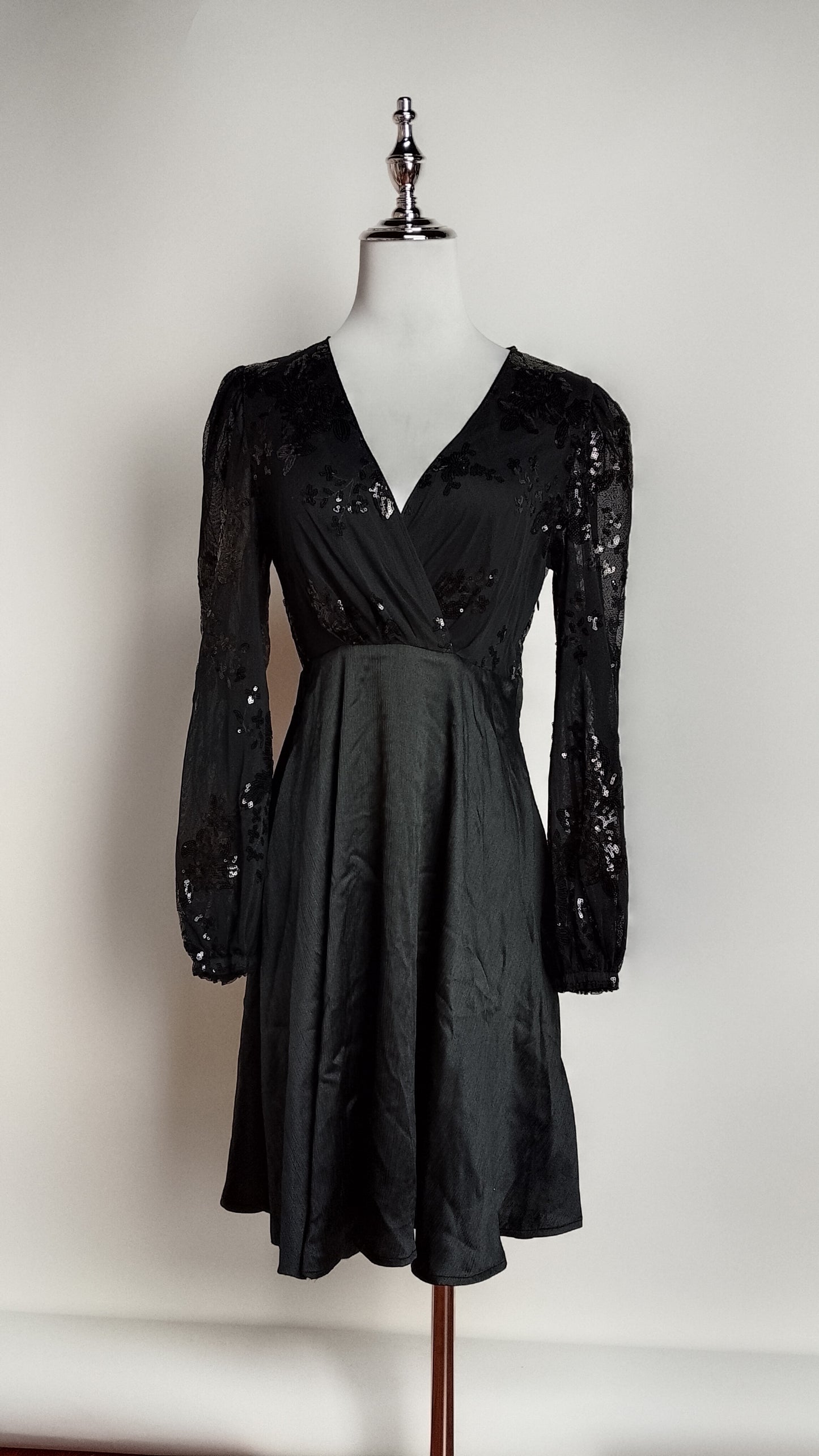 Vestido negro con mangas brillantes / UV19