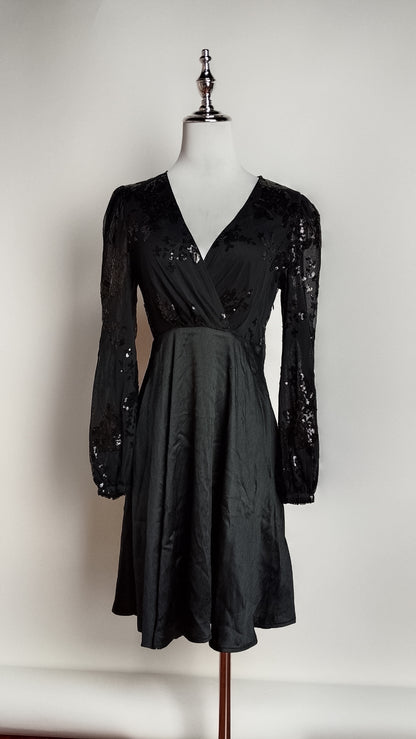 Vestido negro con mangas brillantes / UV19