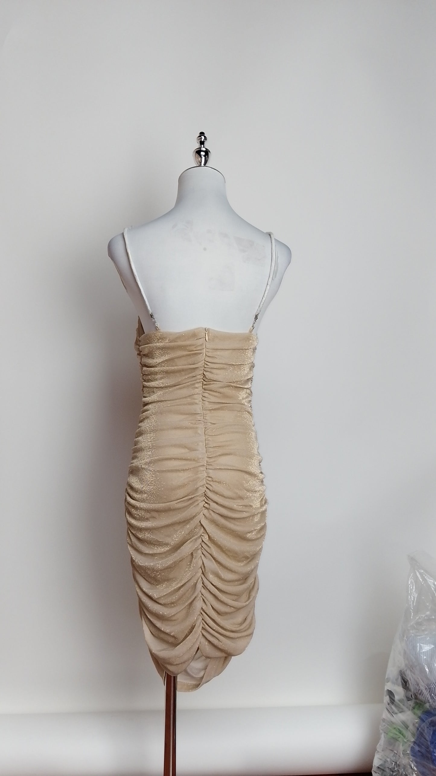 Vestido nude corto ajustado / UV85