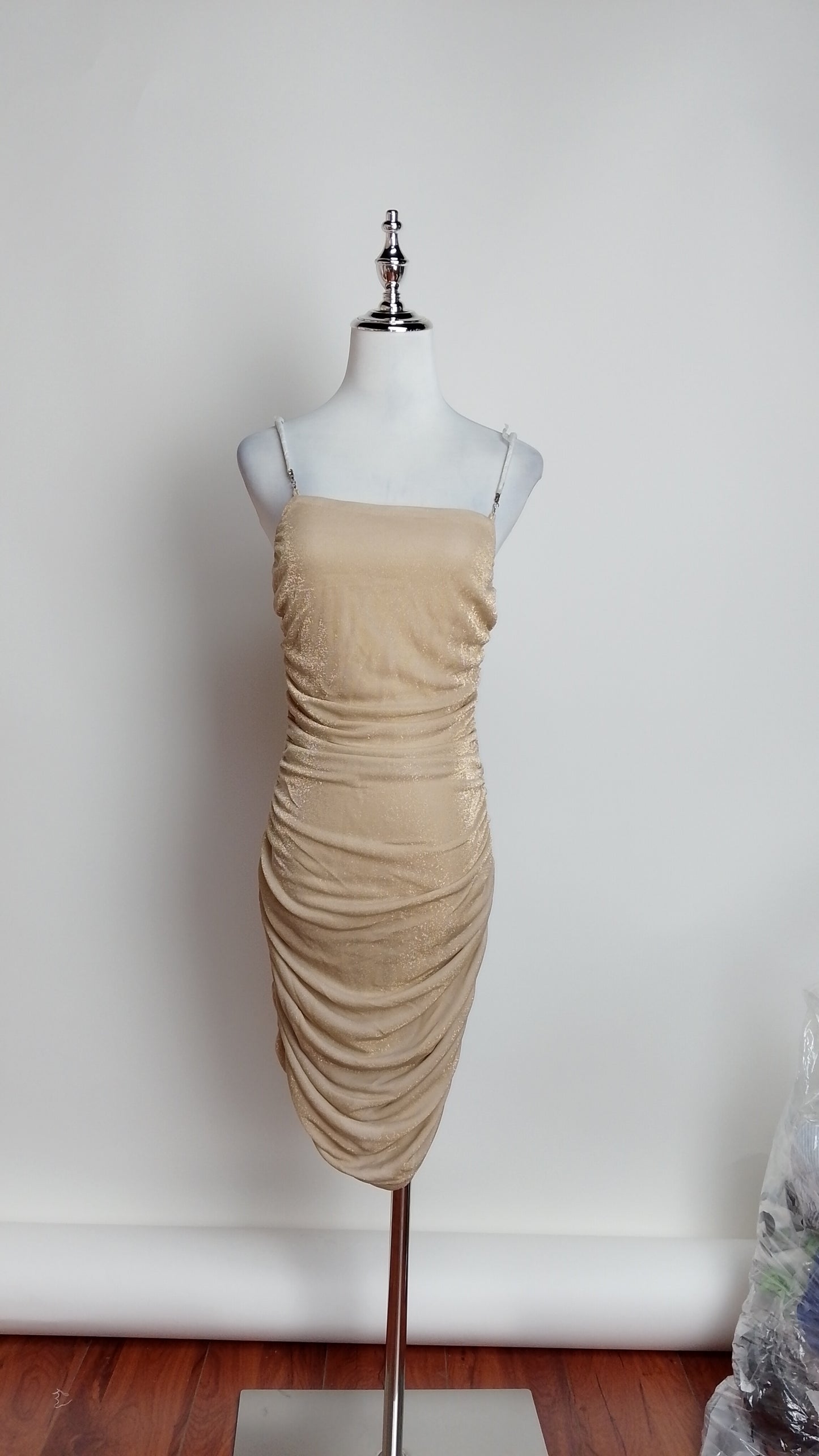 Vestido nude corto ajustado / UV85