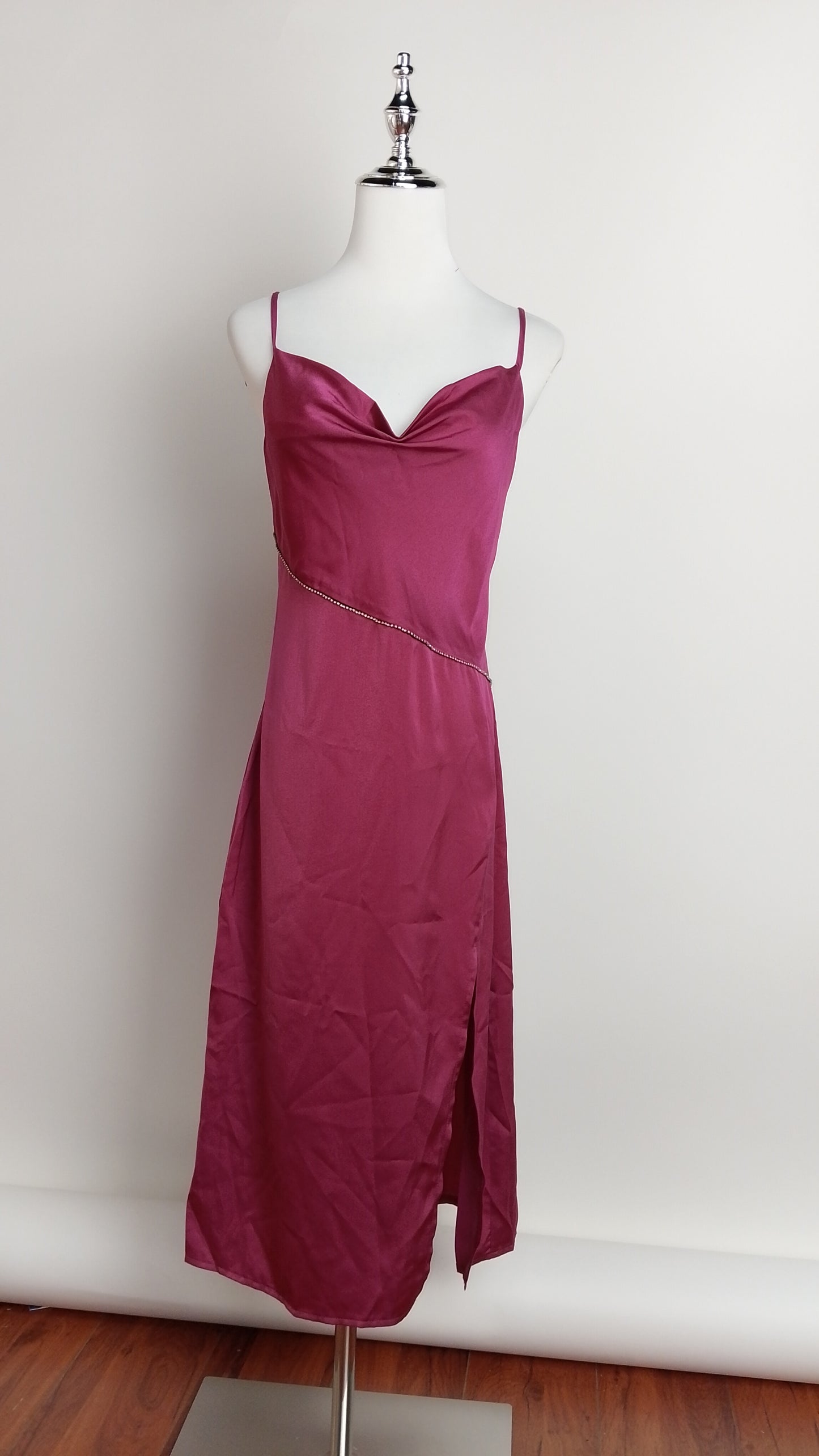 UV30 – Vestido satinado color vino