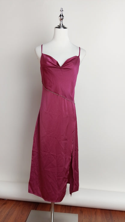 UV30 – Vestido satinado color vino