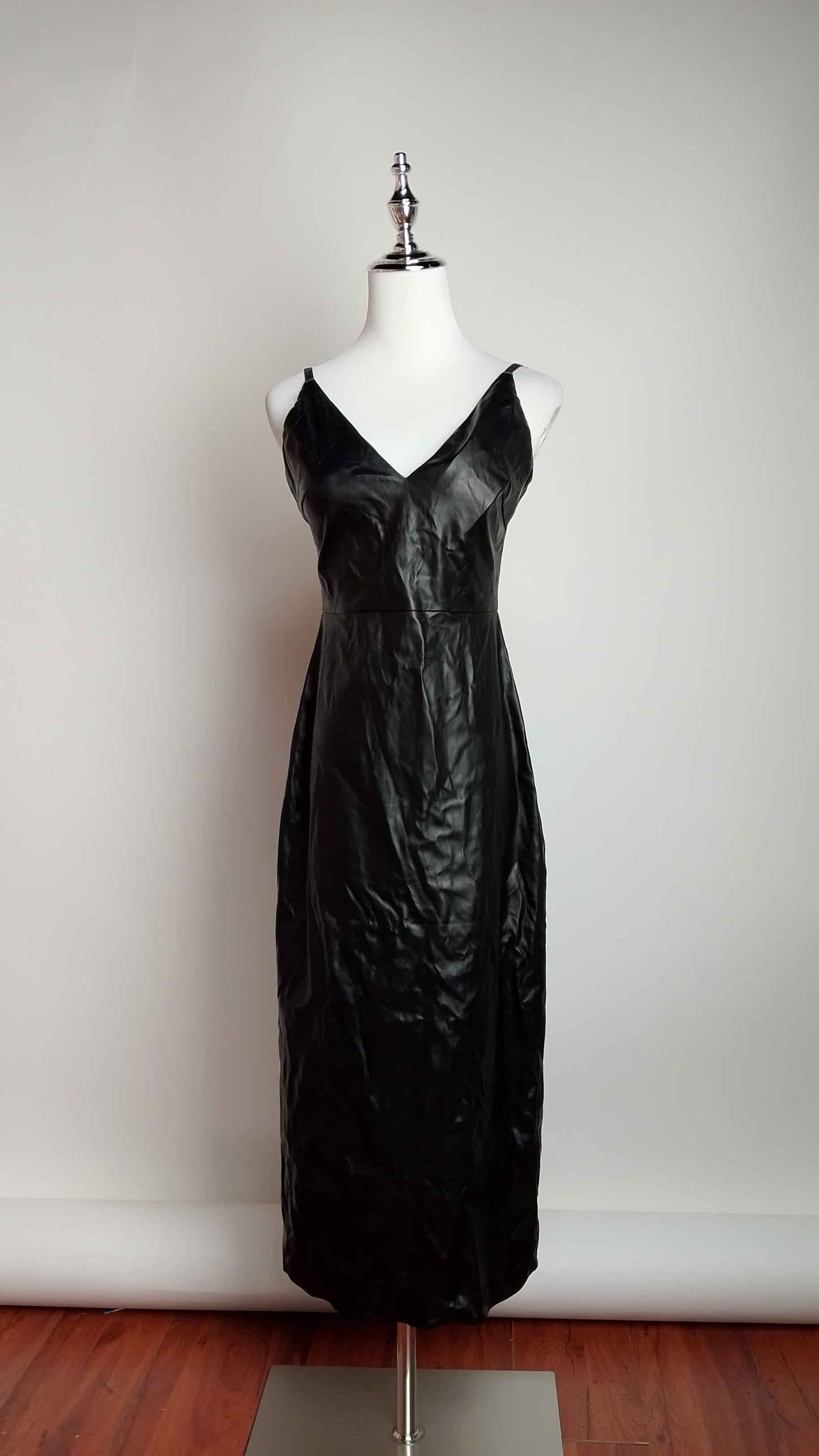 UV31 – Vestido negro satinado largo