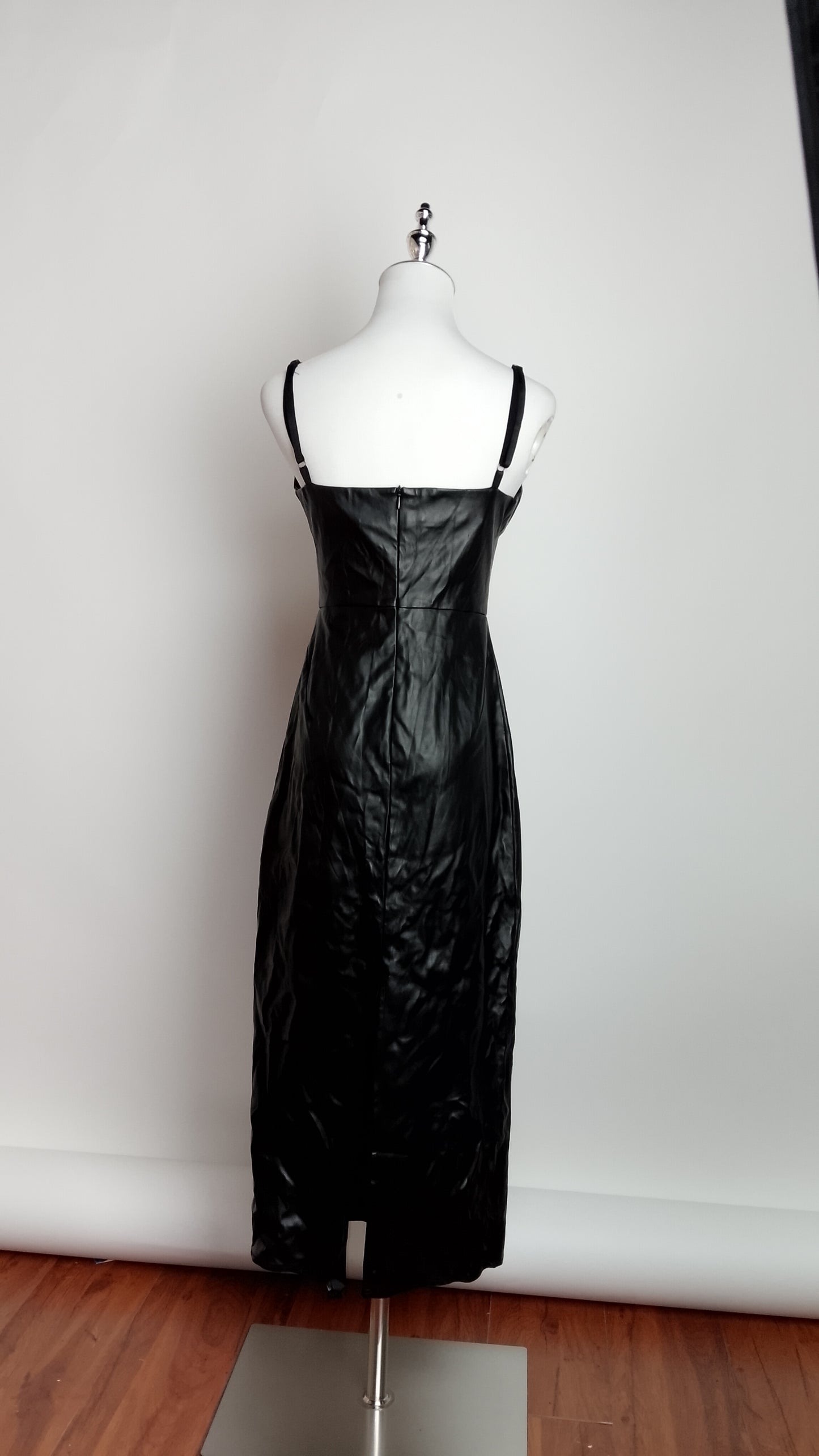 UV31 – Vestido negro satinado largo