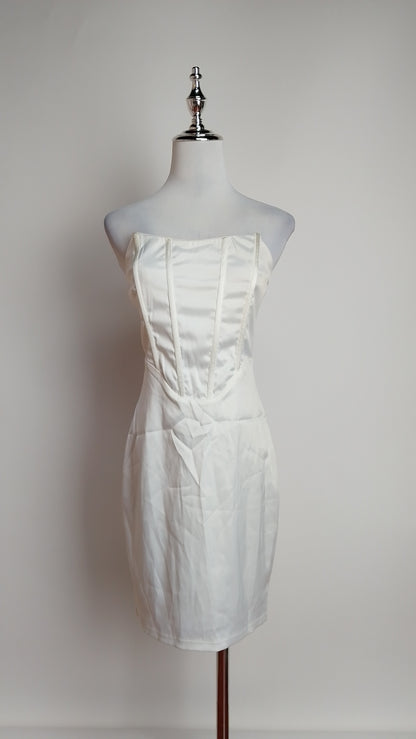 UV32 – Vestido blanco corto ajustado