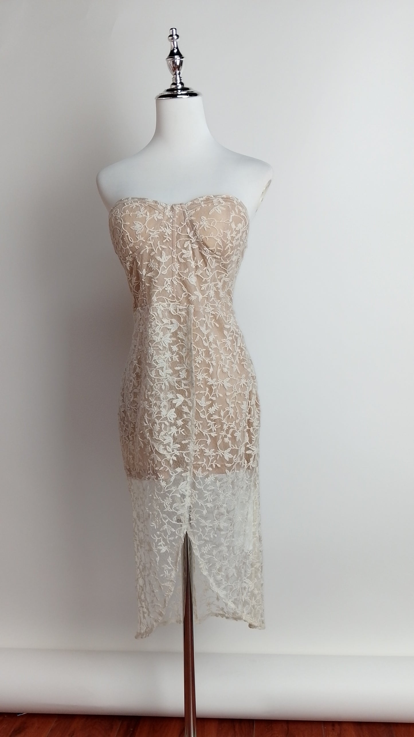 Vestido nude encaje strapless / UV37
