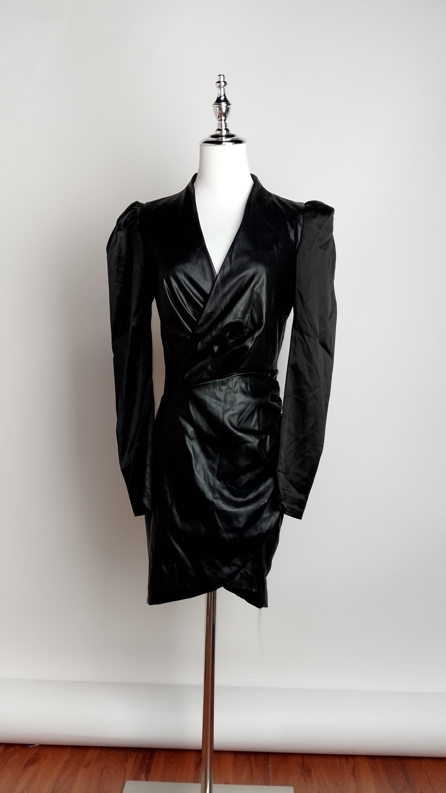 Vestido corto negro drapeado / UV40
