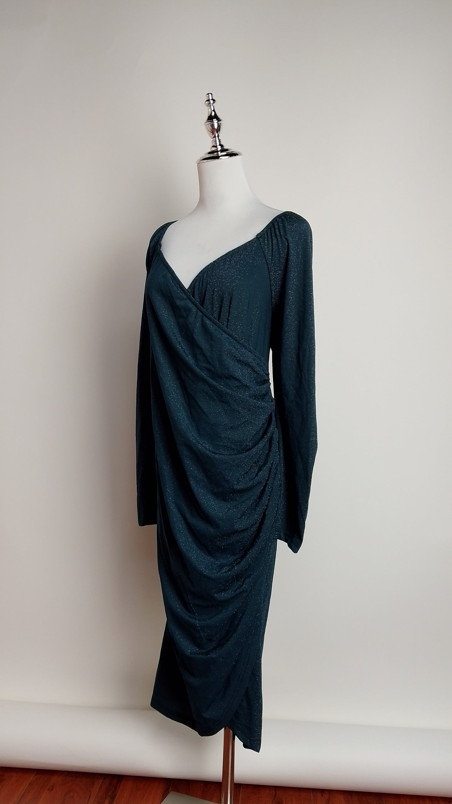 Vestido verde drapeado manga larga / UV41