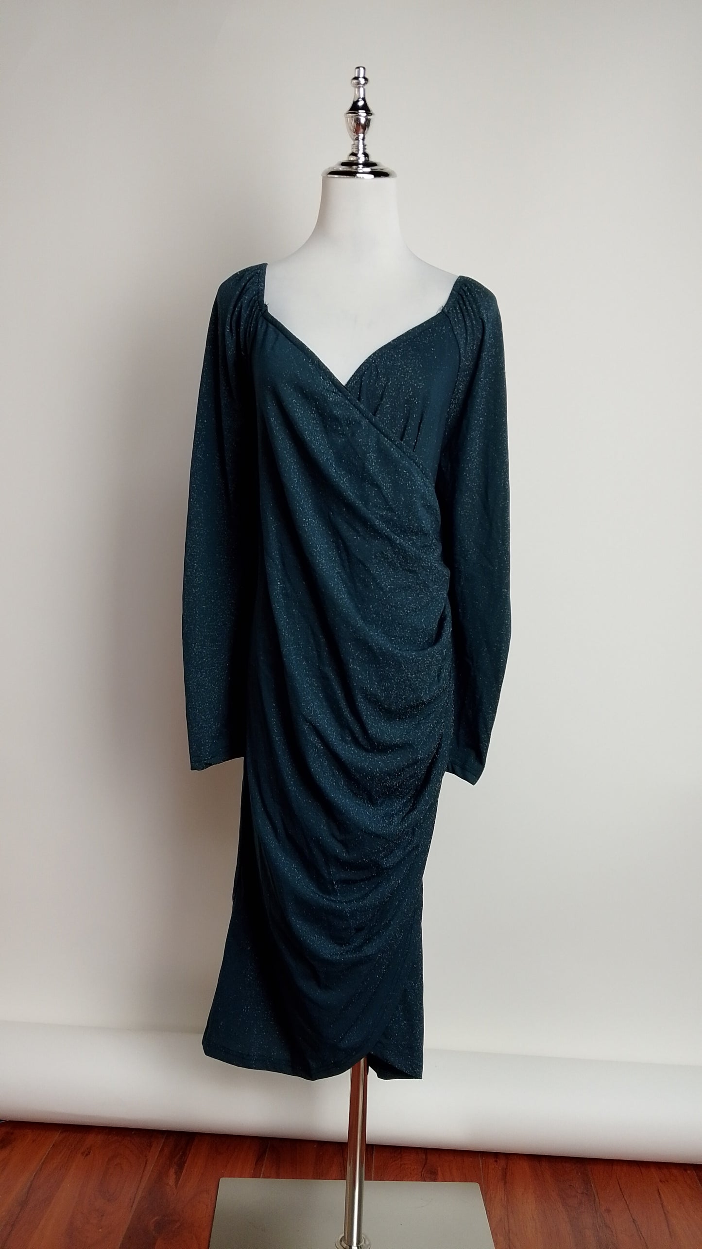 Vestido verde drapeado manga larga / UV41