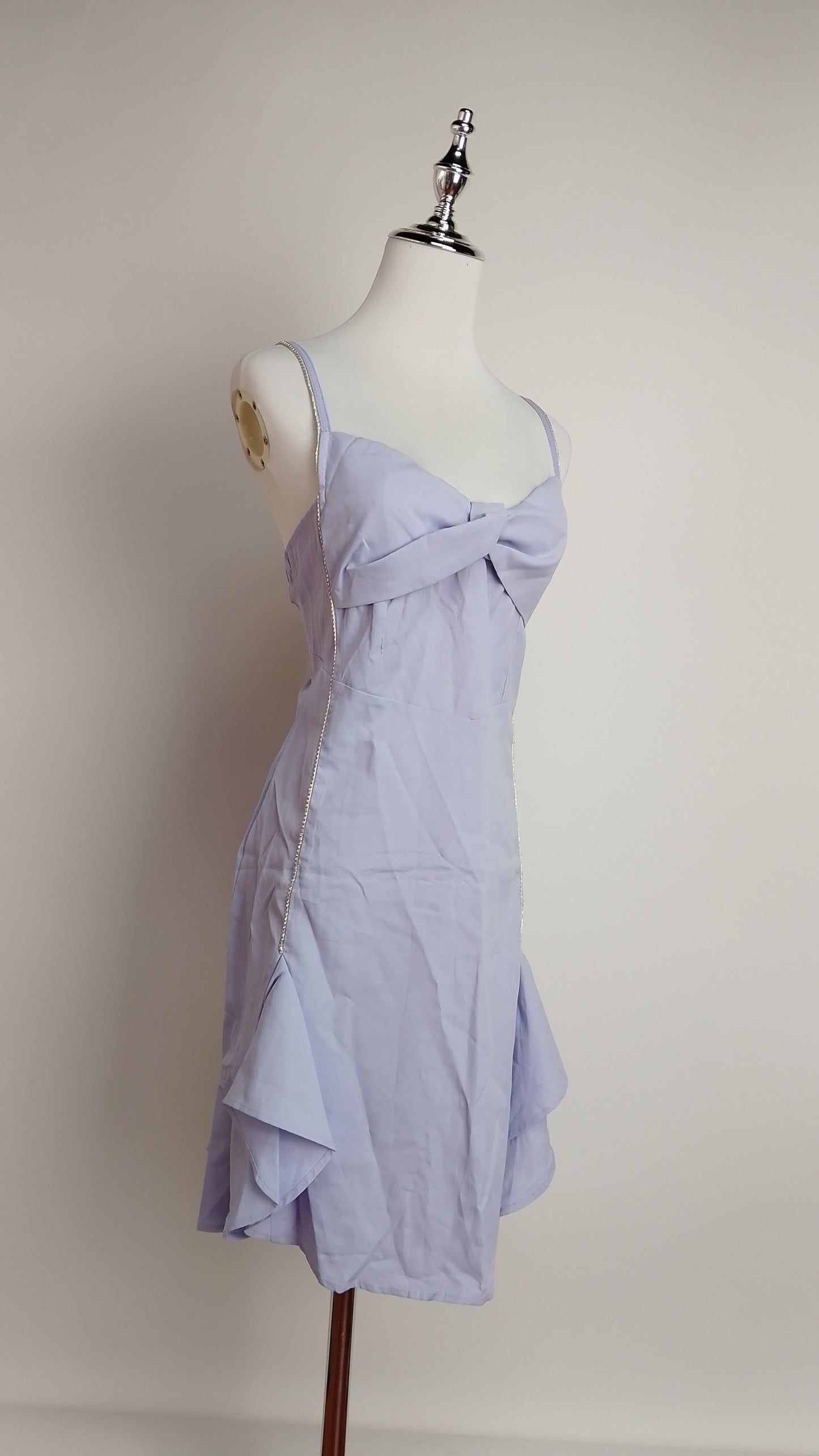 Vestido lila corto asimétrico / UV64