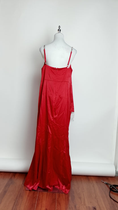 Vestido rojo satinado con abertura lateral / UV15