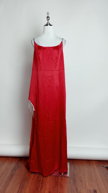 Vestido rojo satinado con abertura lateral / UV15
