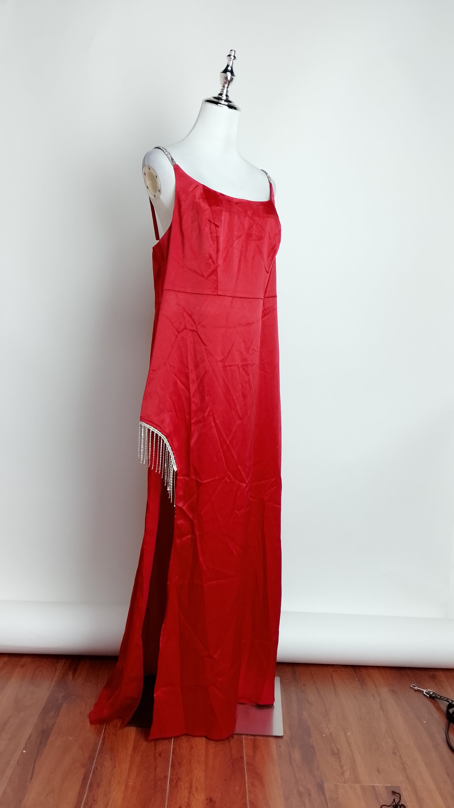 Vestido rojo satinado con abertura lateral / UV15