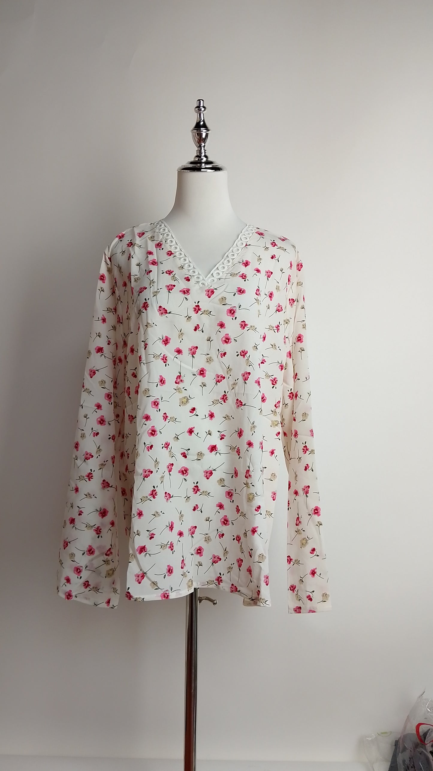 Blusa blanca floral delicada / L48A