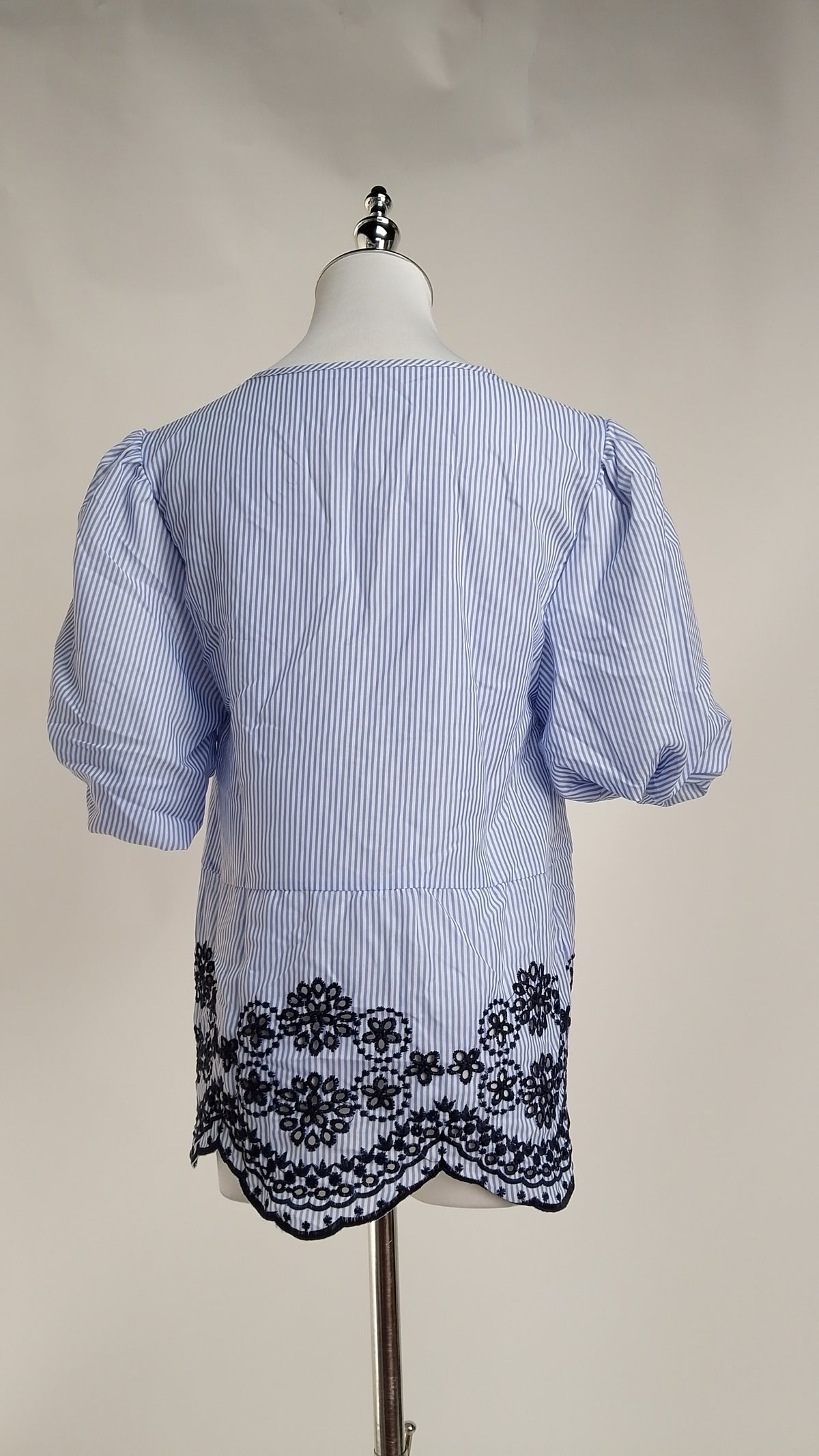 Blusa Celeste Corta con Bordado / ANB26076