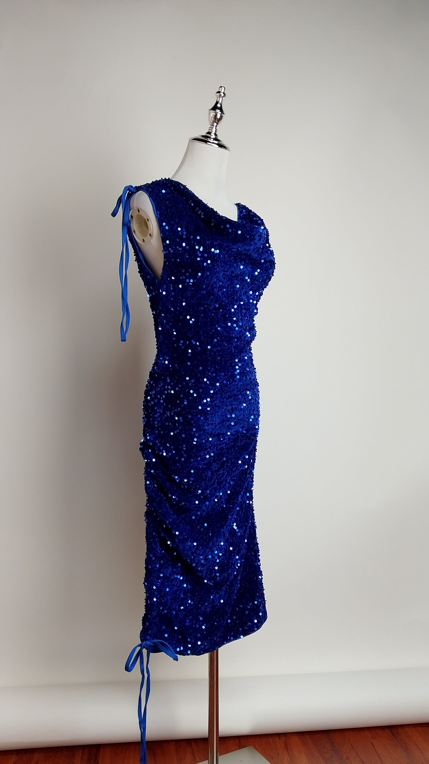 Vestido azul con brillos y escote drapeado / UV13