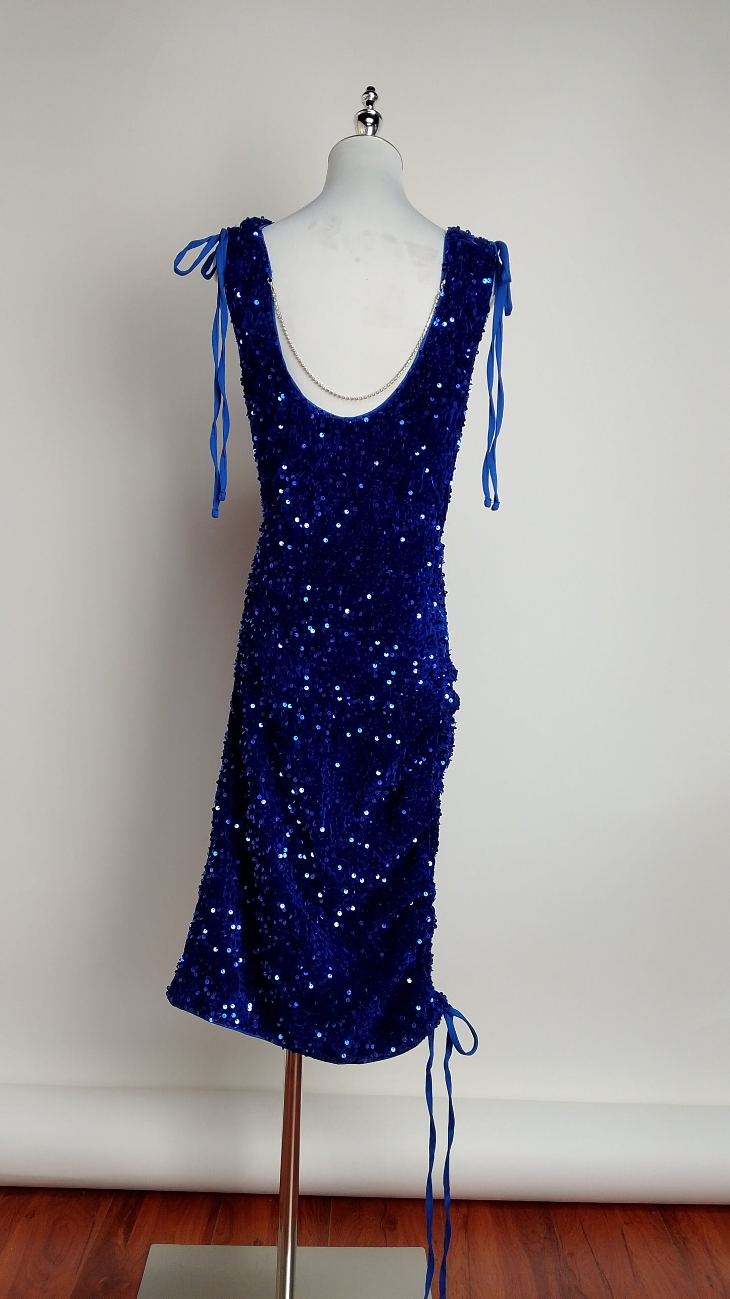 Vestido azul con brillos y escote drapeado / UV13