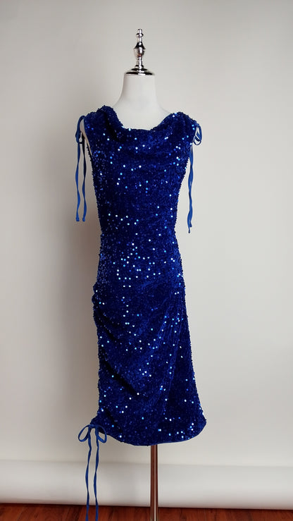 Vestido azul con brillos y escote drapeado / UV13
