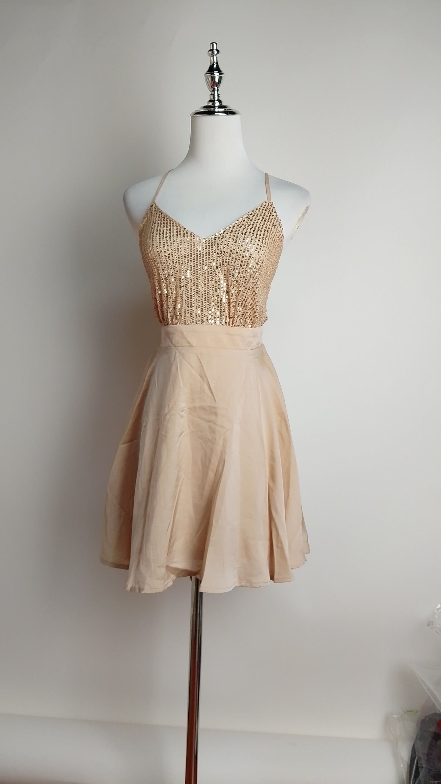 Vestido corto dorado / UV43