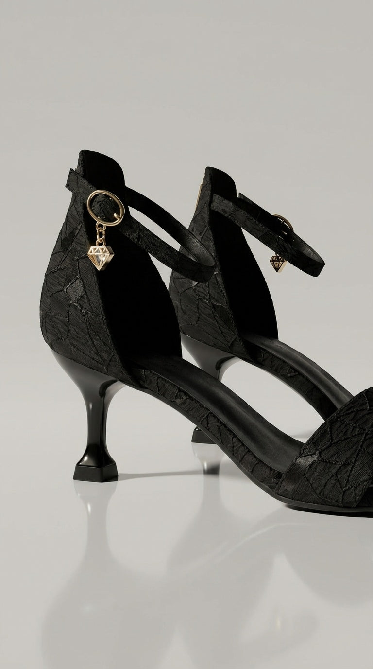 Zapatos Tacón Negro Texturizado con Charm / Z260118