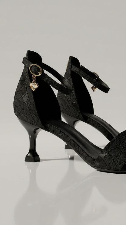 Zapatos Tacón Negro Texturizado con Charm / Z260118