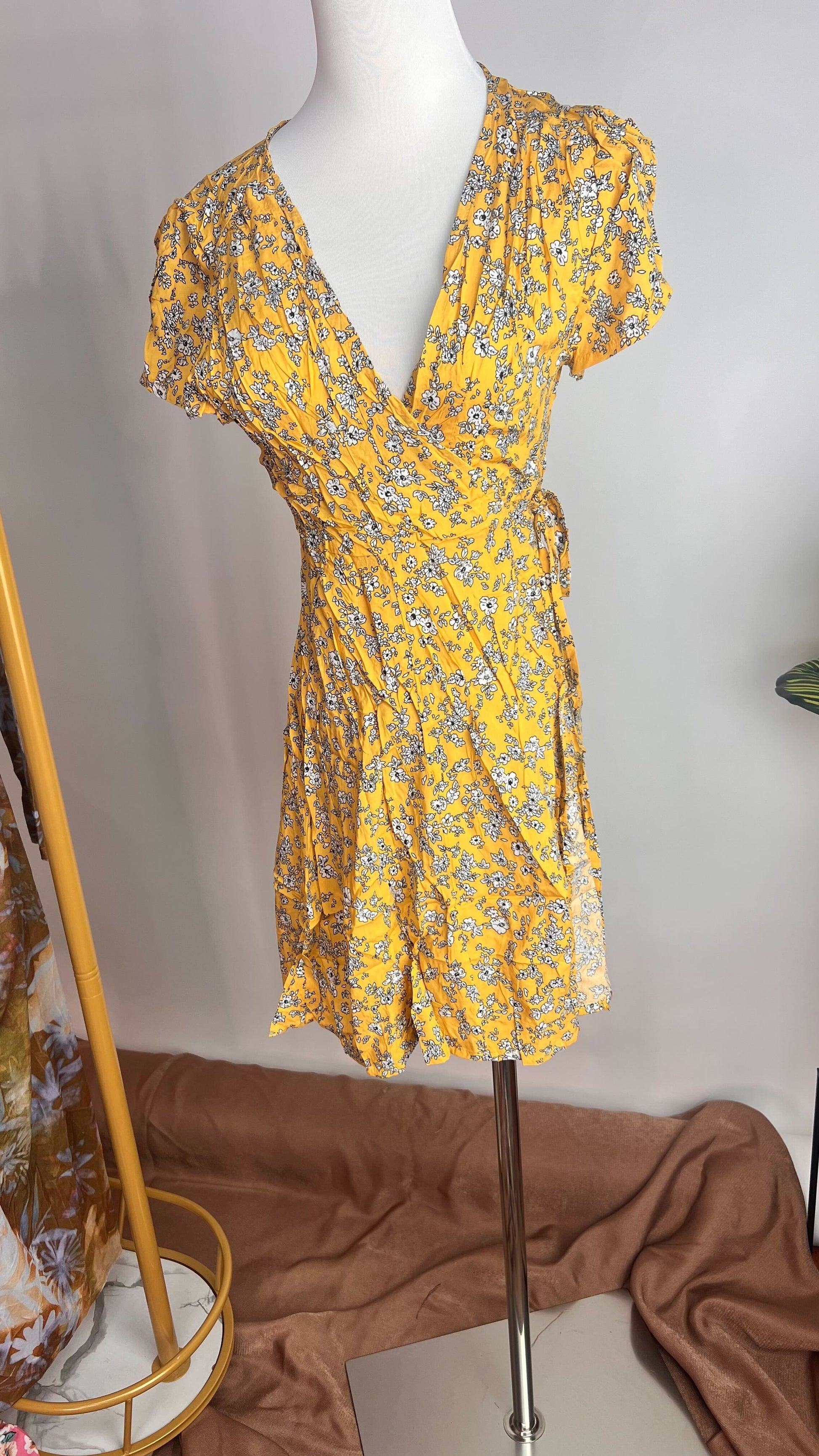 Vestido corto mostaza con vuelo y escote cruzado /ANV05 image 5