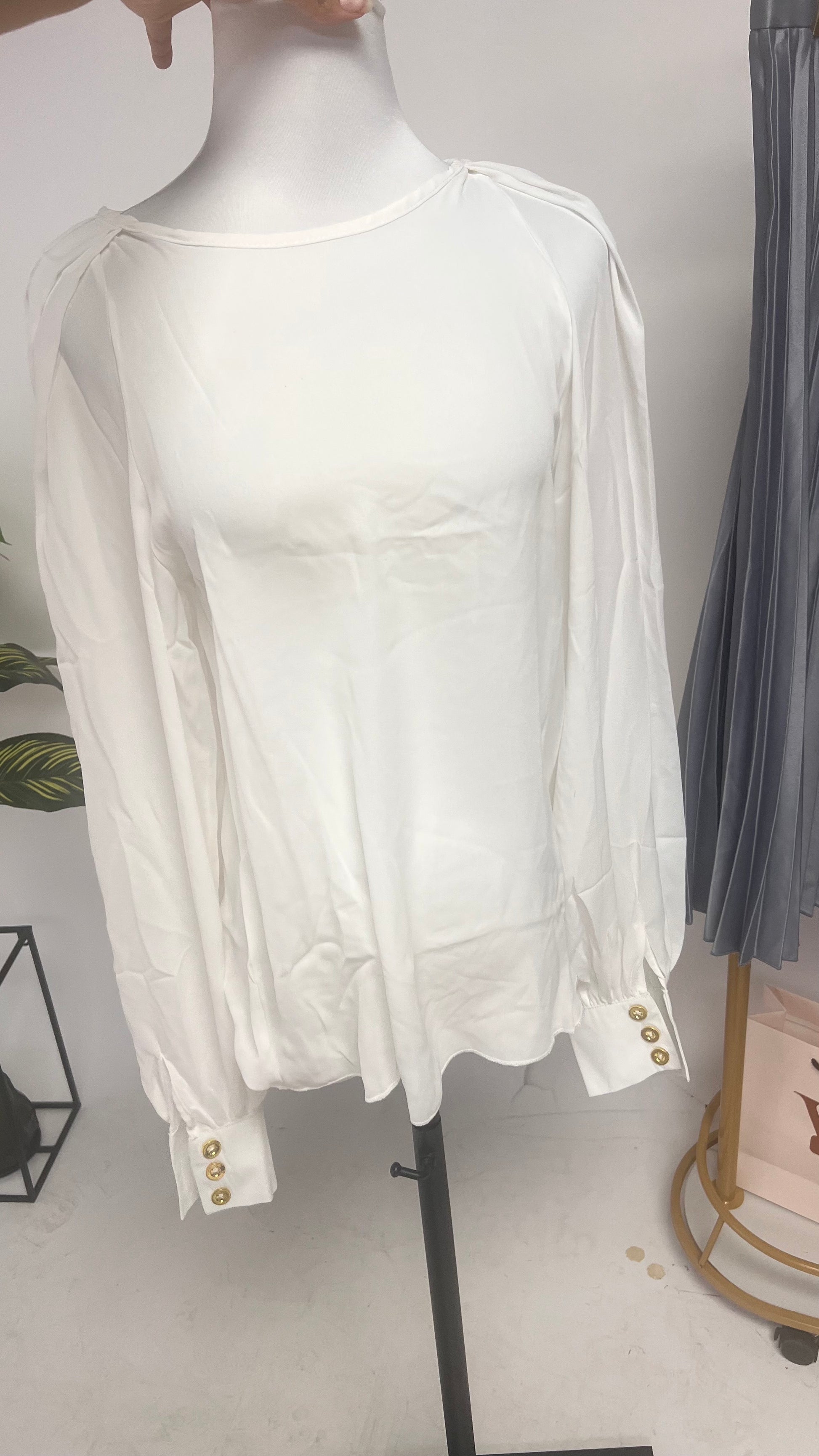 Blusa blanca con mangas globo plisadas AOMEI / AO100 image 2