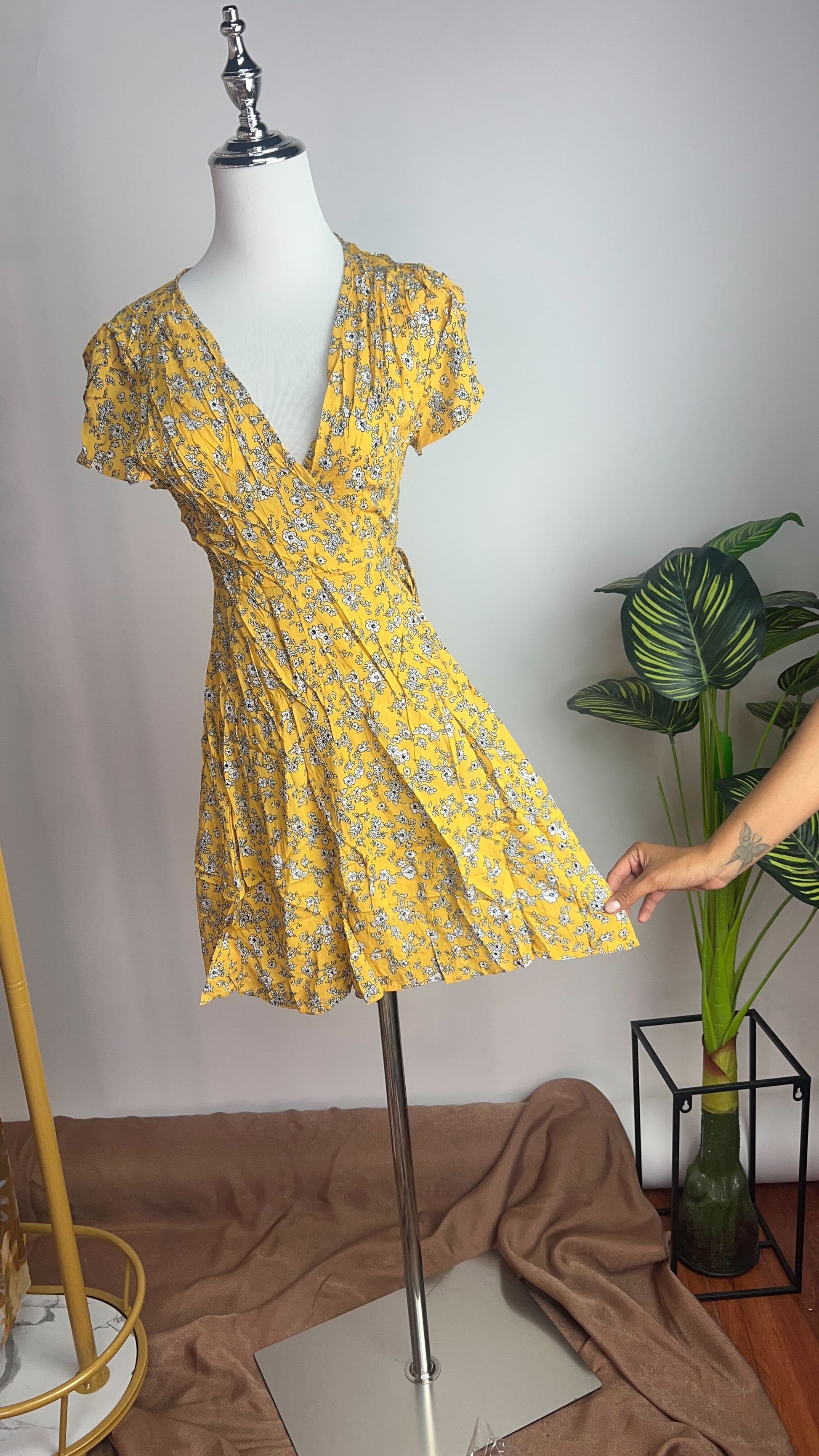 Vestido corto mostaza con vuelo y escote cruzado /ANV05 image 4