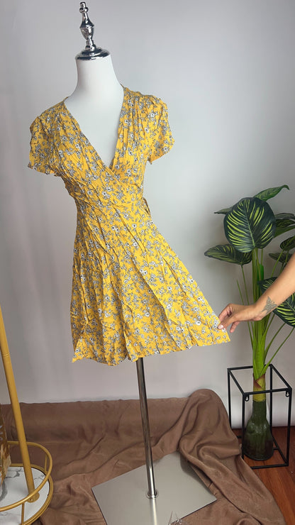 Vestido corto mostaza con vuelo y escote cruzado /ANV05 image 4