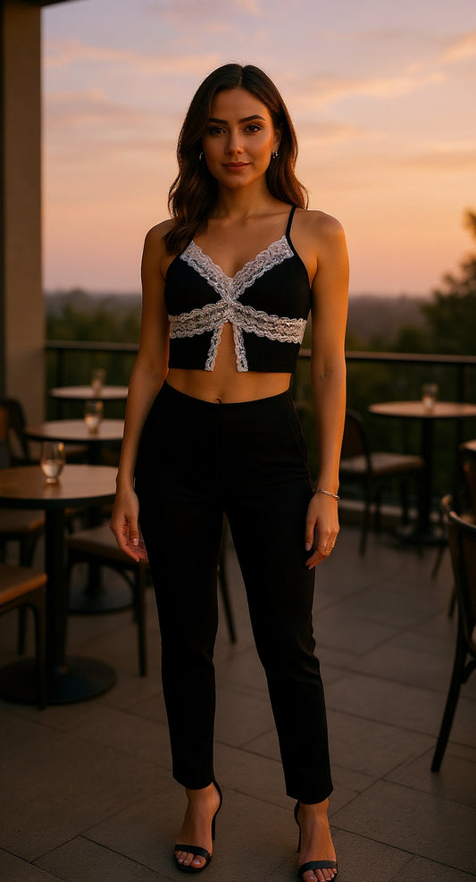 Top negro con encaje blanco estilo bralette / V362 image 1