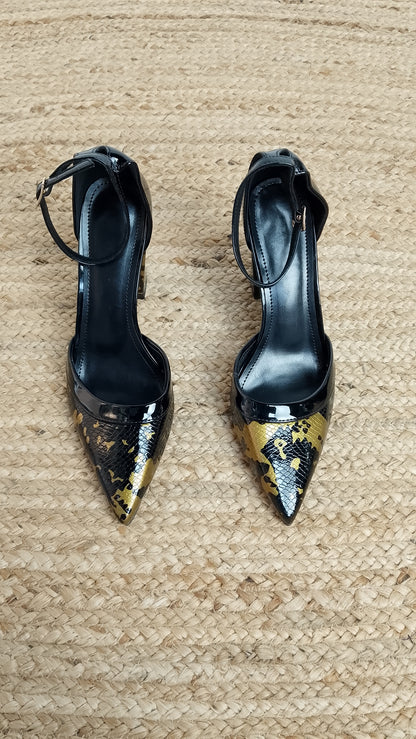 Tacones Negros con Detalle Dorado / Z260135