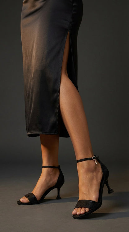 Zapatos Tacón Negro Texturizado con Charm / Z260118