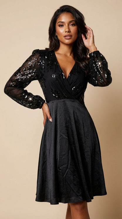 Vestido negro con mangas brillantes / UV19