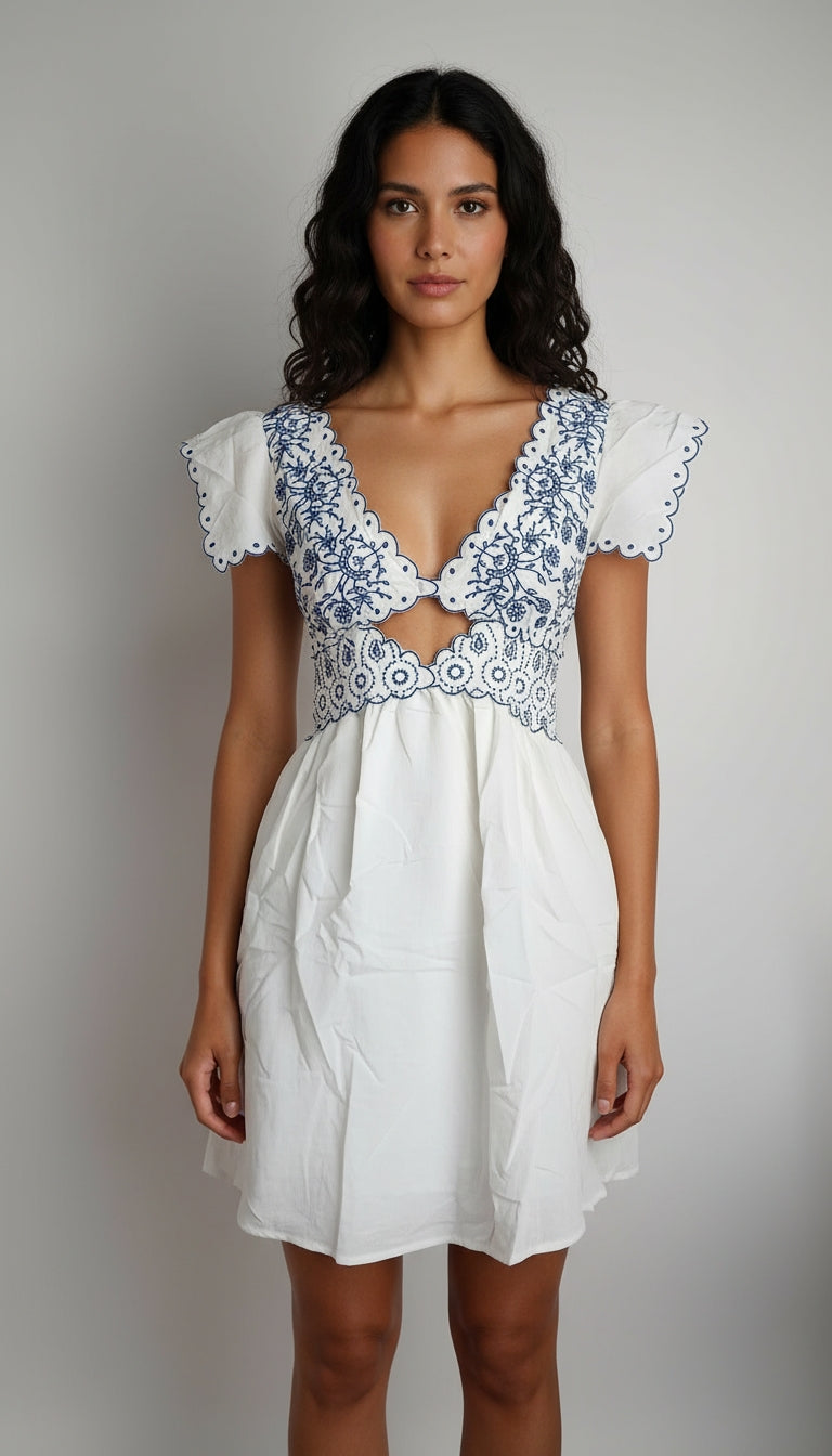 Vestido corto blanco con encaje celeste SH018