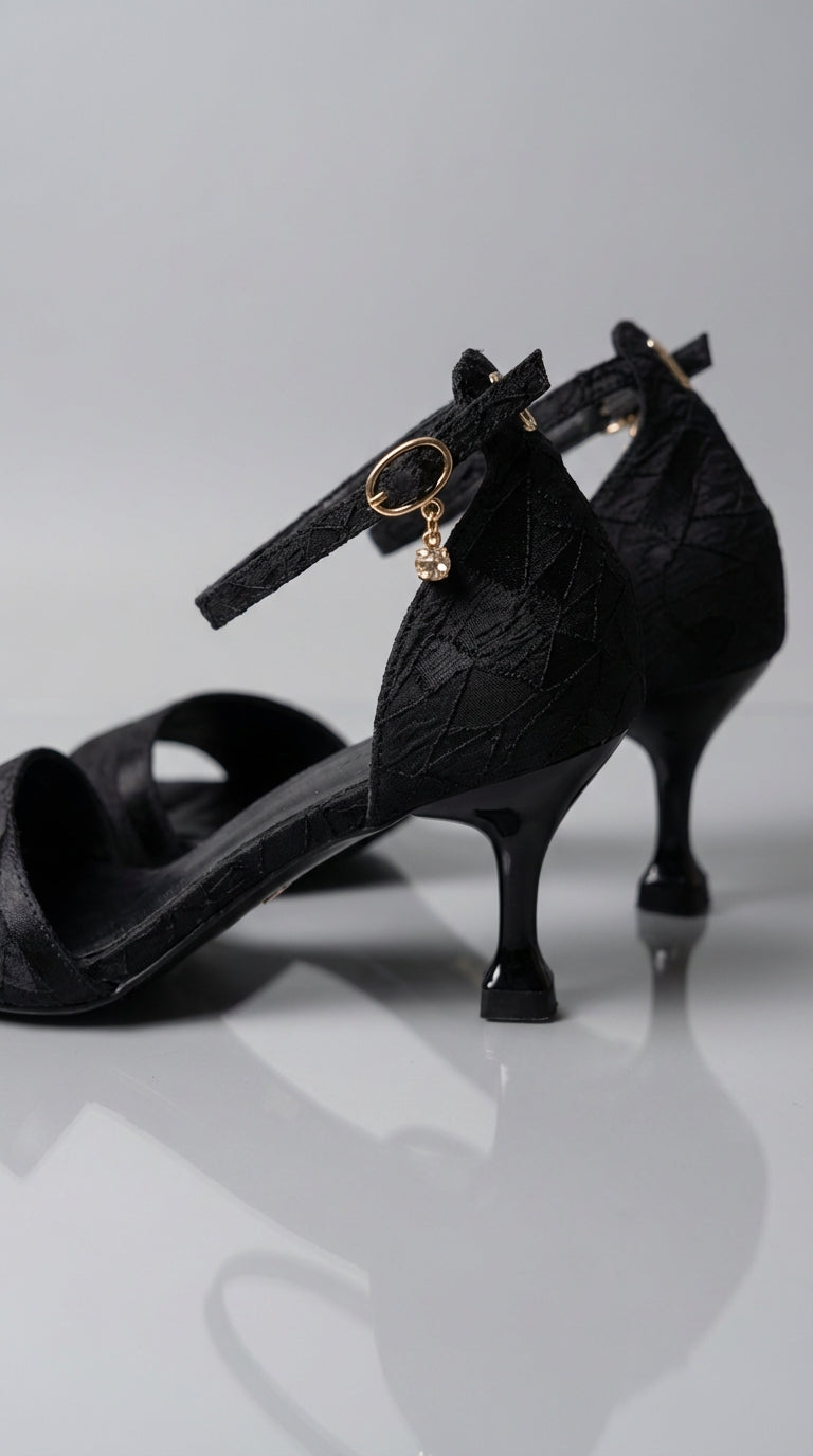 Zapatos Tacón Negro Texturizado con Charm / Z260118