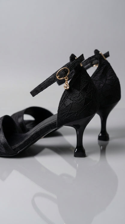 Zapatos Tacón Negro Texturizado con Charm / Z260118