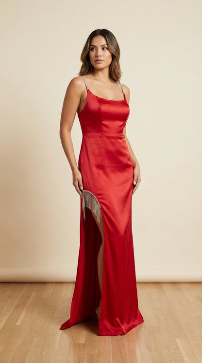 Vestido rojo satinado con abertura lateral / UV15