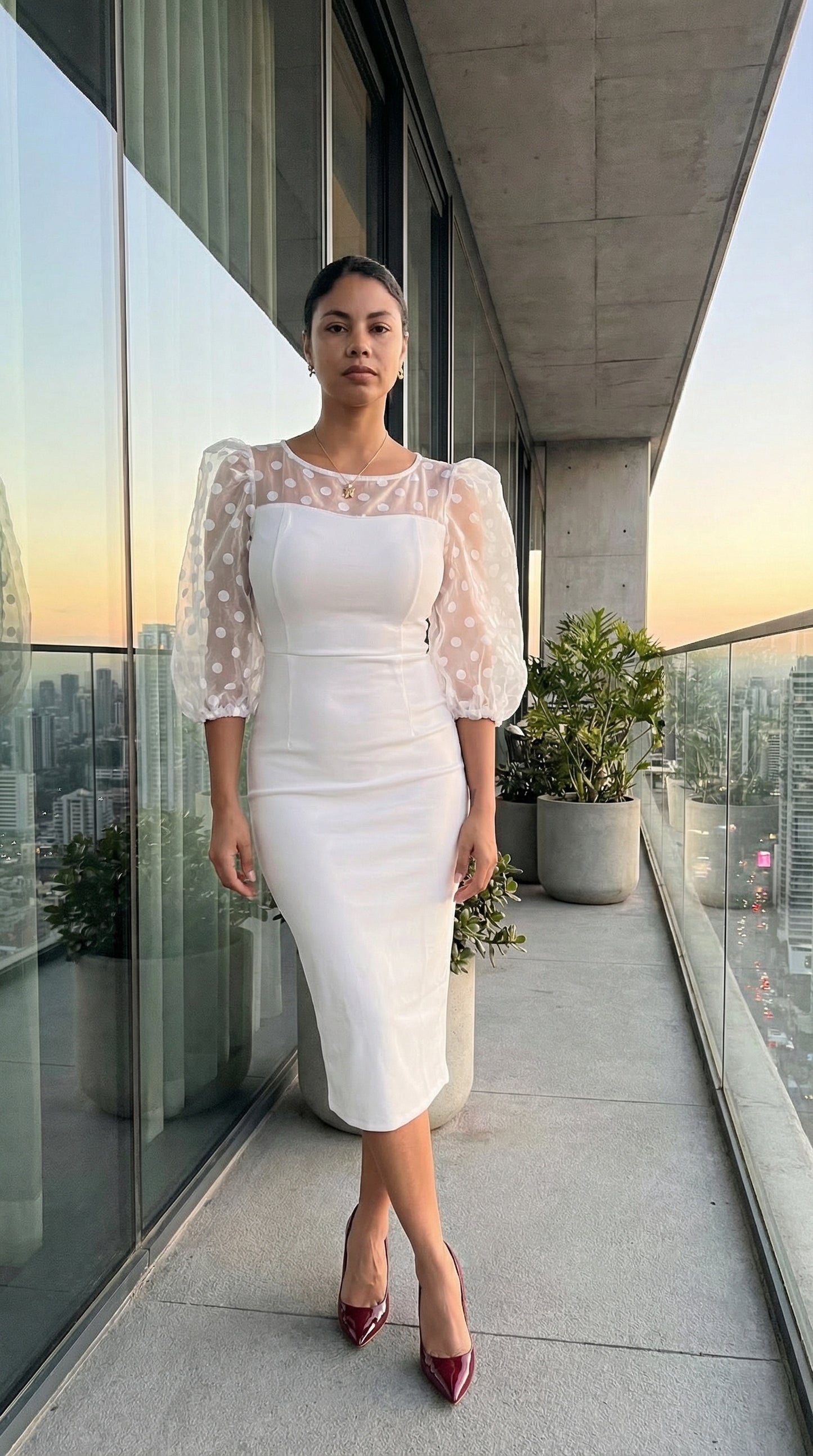 Vestido blanco con mangas abullonadas de tul AOMEI / AO68